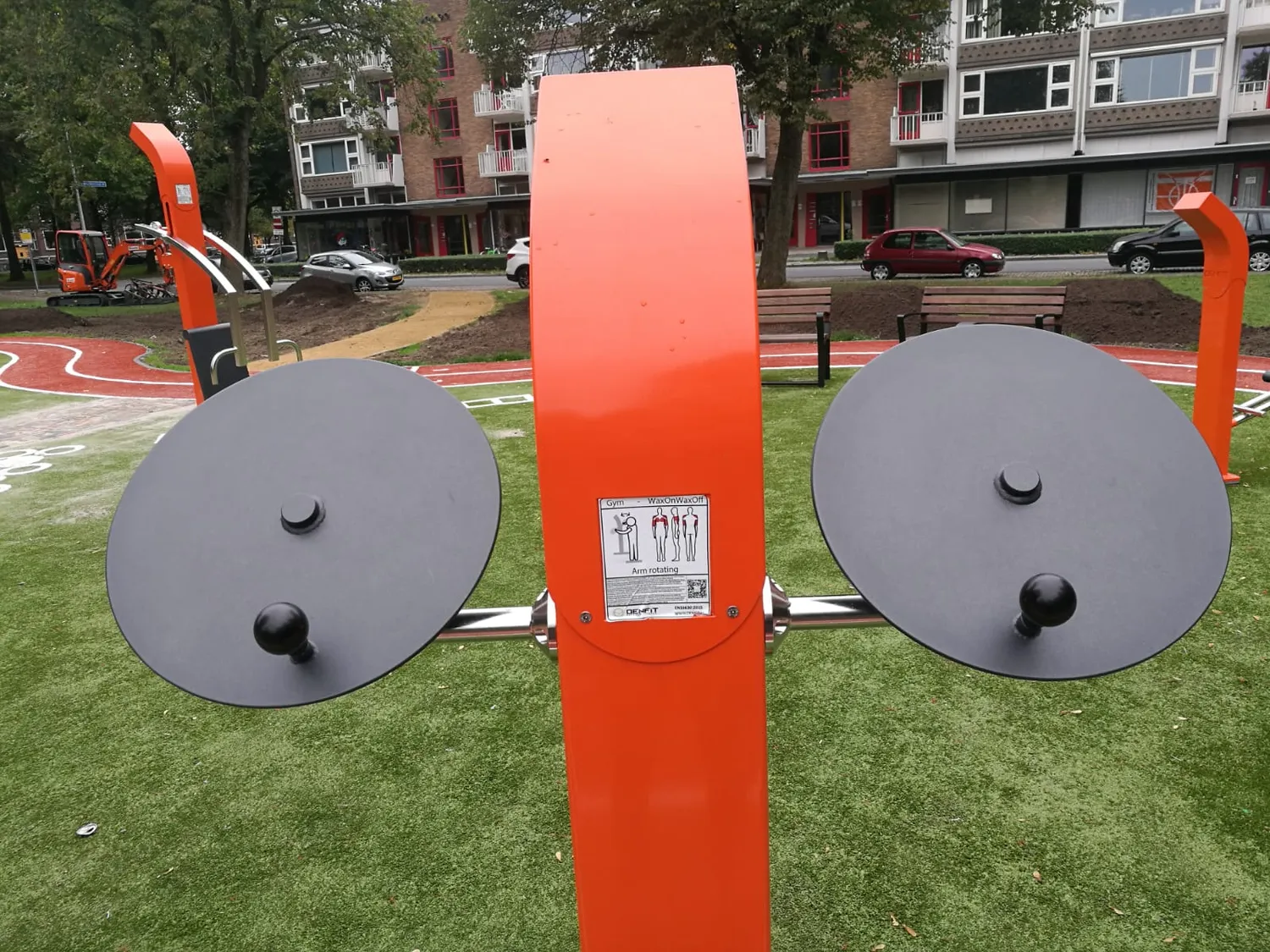 Denfit Urbangym WaxOnWaxOff skulder træner ude