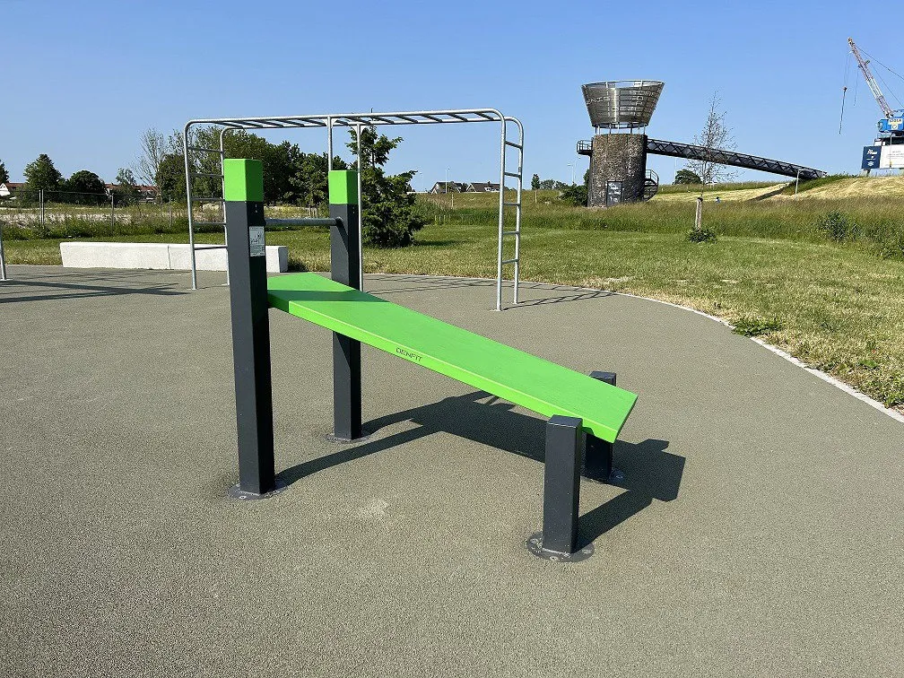 Denfit Streetworkout DSW4113 mavebænk skrå udendørs