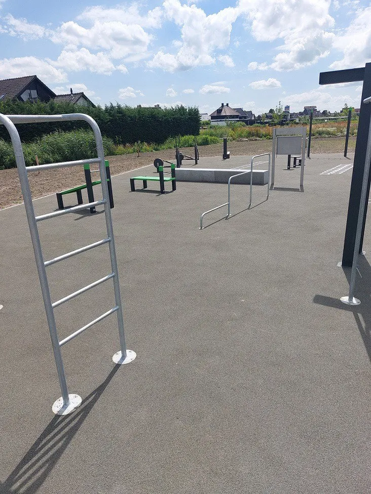 Denfit Streetworkout DSW4113 mavebænk skrå udendørs