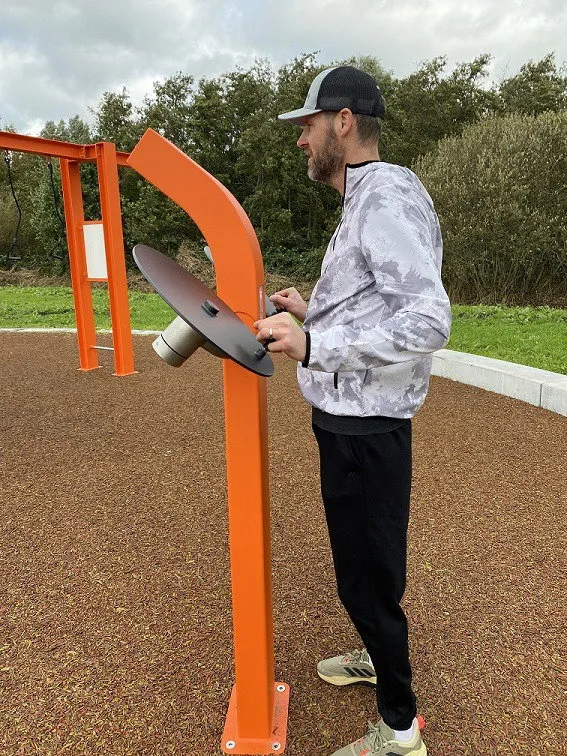 Denfit Urbangym WaxOnWaxOff skulder træner ude