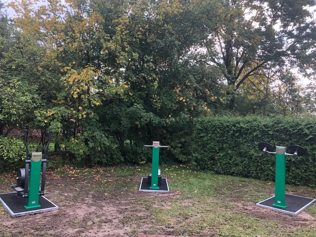Denfit Urbangym WaxOnWaxOff skulder træner ude