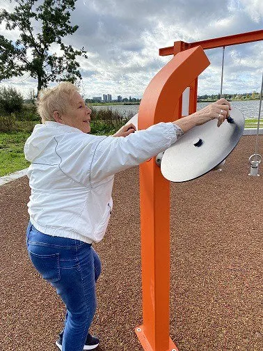 Denfit Urbangym WaxOnWaxOff skulder træner ude